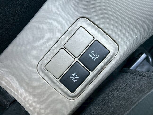 燃費を優先する「ECOMODE」や早朝・深夜の住宅街など静かに走行できる「EVMODE」への切り替えが可能です。【アクア】